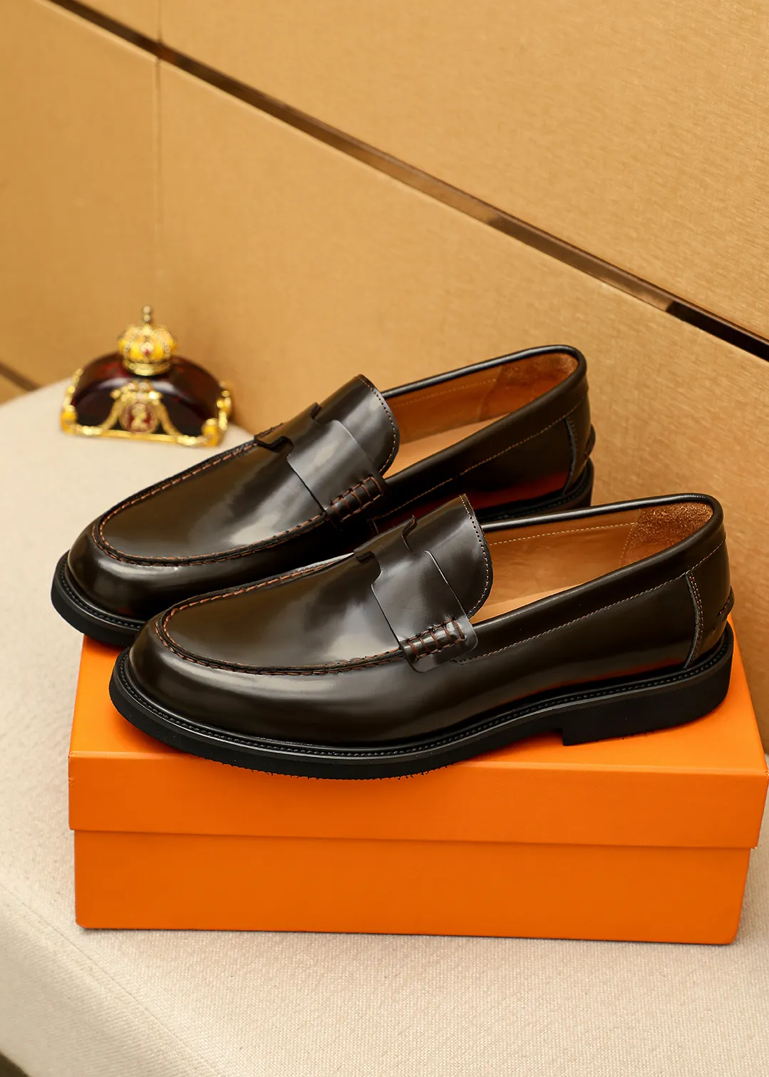 Men's shoes 💰460 💐 Product trademark: HERMES "Hermès" casual leather shoes Regular size: 38-44 (45.46🉑️customized) Product materials: Selected imported first-layer open-edge beaded cowhide leather upper + luxury hardware buckle, imported water-dyed 🐂 cowhide lining. Strong three-dimensional visual effect, foam outsole Color: 4⃣️colors available